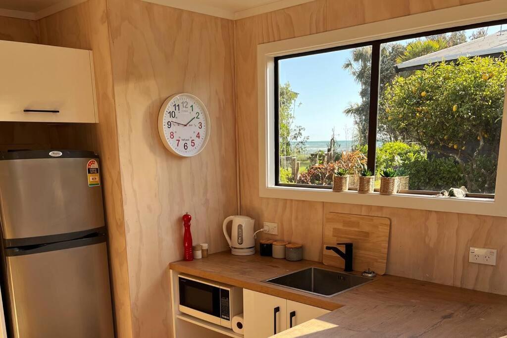 Beachside Gem - Cosy Chalet Parapara Exterior photo